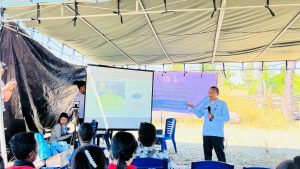 Para peserta dari Desa Tuakau, Naitae, dan Nuataus mengikuti sesi pembelajaran awal mengenai pengenalan unsur cuaca dan iklim oleh Kepala BMKG Stasiun Klimatologi Kupang
